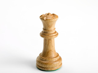 Figura de ajedrez sobre fondo blanco, reina