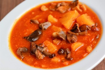 Patatas guisadas con champiñones