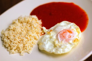 Arroz con tomate y huevo cubana