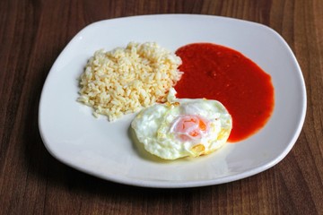 Arroz con tomate y huevo cubana