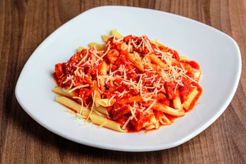 Macarrones con tomate bolognesa