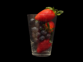 Erdbeere und Himbeere gefüllt im glas 