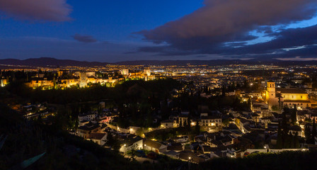 Panorámica nocturna de Granada con la Alhambra al fondo