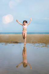 jolie fillette sur la plage