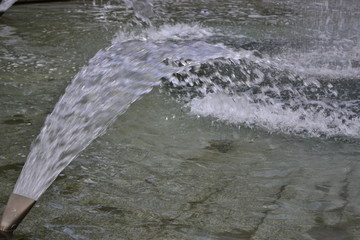 Woda w fontannie