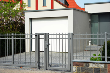 Neues Einfahrtstor aus Stahl in der Hauszufahrt, Eingangsbereich und Garage mit Automatik-Tor