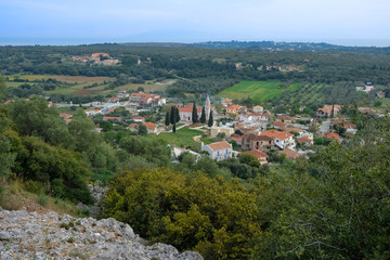 Fototapeta na wymiar village view from the hill