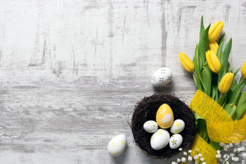 Obraz na płótnie Canvas Easter eggs and flowers background