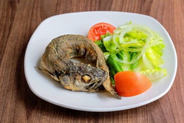 Merluza frita ensalada