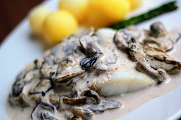 Pescado en salsa con champiñones