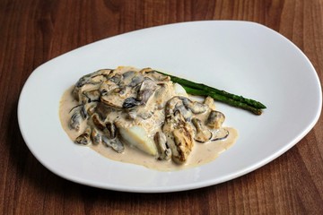 Pescado en salsa con champiñones