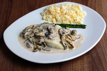 Pescado en salsa con champiñones