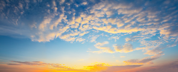 Obraz na płótnie Canvas evening sky with clouds