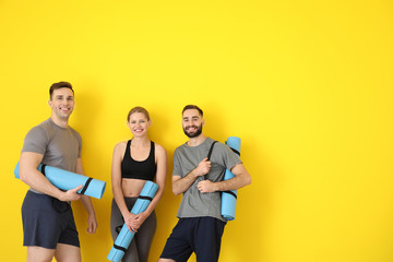 Obraz premium Sporty young people on color background