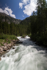 Naklejka na ściany i meble Krimmler Wasserfall in den Tiroler Bergen