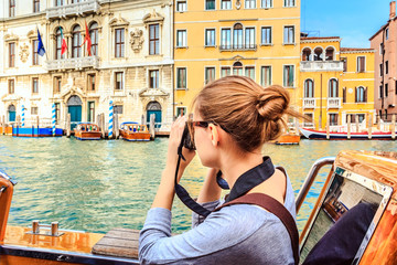 Fototapeta na wymiar girl with camera Venice floats