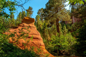 Roussillon, największe złóża ochry na świecie (skały wykorzystywanej jako naturalny barwnik), Francja - obrazy, fototapety, plakaty