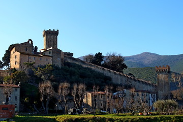 Fototapeta na wymiar The medieval village of Vicopisano in Tuscany 