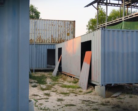 Baraques en m&eacute;tal vieux containers