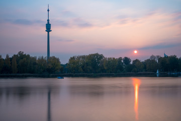 Donauturm alte Donau Sonnenuntergang