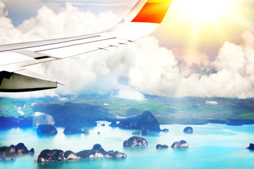 Avión de pasajeros vuela sobre un conjunto de islas en Tailandia, Phuket. Vista aérea