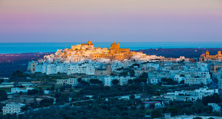 Skyline von Ostuni, Brindisi, Apulien, Italien - obrazy, fototapety, plakaty