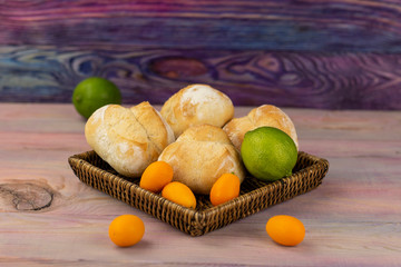 Obraz na płótnie Canvas Buns, lime and cumquat in a wattled plate