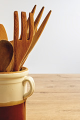 posate di legno dentro vaso di coccio primo piano