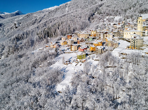 Primolo - Valmalenco (IT) - Vista aerea invernale con neve fresca
