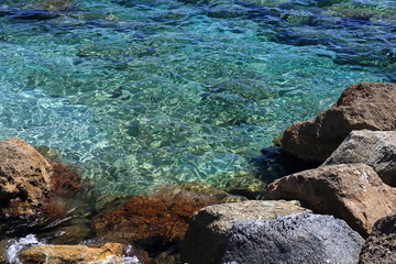 Acqua azzurra e scogli al mare