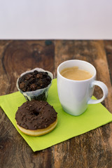 Cafe und Dessert Donut und Muffin oderCupcake am Holztisch