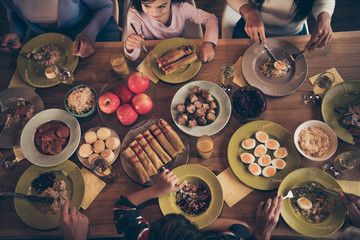 Close up cropped top above high angle view photo people family thanksgiving conversation members brother sister granny mom dad grandpa son daughter festive holiday tasty dishes table house indoors