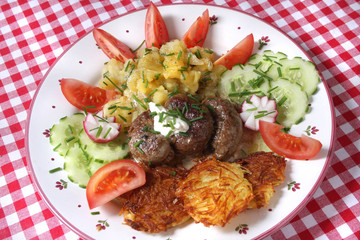 Gebratene Lammnieren mit Rösti und Salaten, Lamminnereien