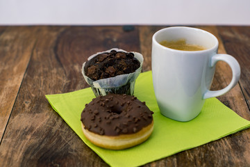 Cafe und Dessert Donut und Muffin oderCupcake am Holztisch