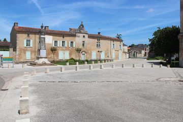 Fototapeta na wymiar Square in Nieul-sur-l'Autise (France)