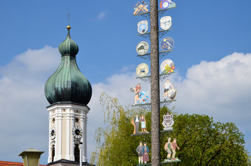 Maibaum und Kirche in Geltendorf