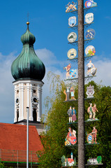 Maibaum und Kirche in Geltendorf