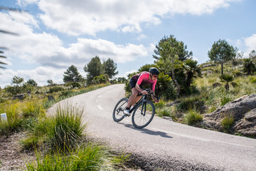Fototapeta na wymiar Rennradfahrer auf Mallorca am Anstieg zum Kloster von Ermita..Foto: Philipp Hympendahl