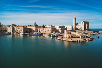 Obraz premium TRANI - WŁOCHY / STYCZEŃ 2018: Życie w pięknej wiosce rybackiej