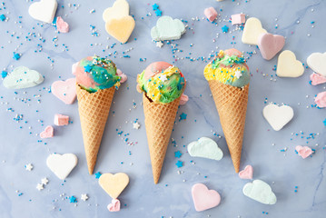 Buntes Eis in Waffel