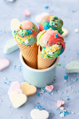 Buntes Eis in Waffel