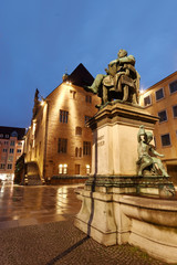 Fototapeta na wymiar Denkmal von Robert Mayer in Heilbronn vor dem historischen Rathaus