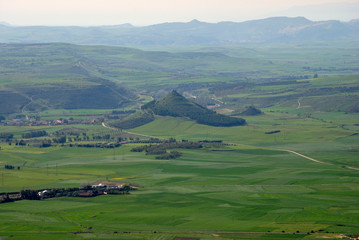 Panorama della Marmilla dalla Giara, al centro il colle del castello di Las Plassas