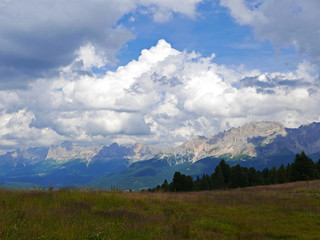 Obraz premium bella vista estiva delle cime montuose delle dolomiti in italia