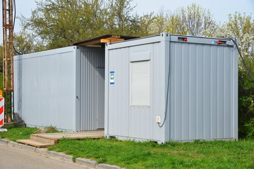 Baucontainer als provisorisches Bürogebäude für die Baustelleneinrichtung