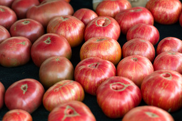 Heirloom tomatoes at farmer's market