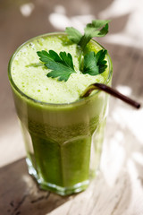 Green smoothie with spinach, pear & parsley