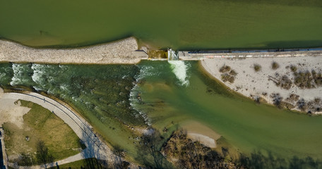Die fließende Isar in München senkrecht von oben