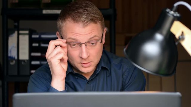 Mann g&ouml;nnt sich Schlaf im B&uuml;ro