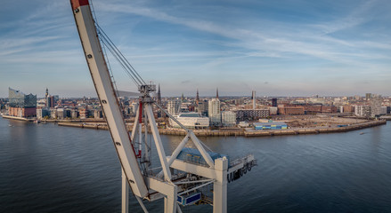 Panorama von der Hafencity in Hamburg mit Containerbrücke